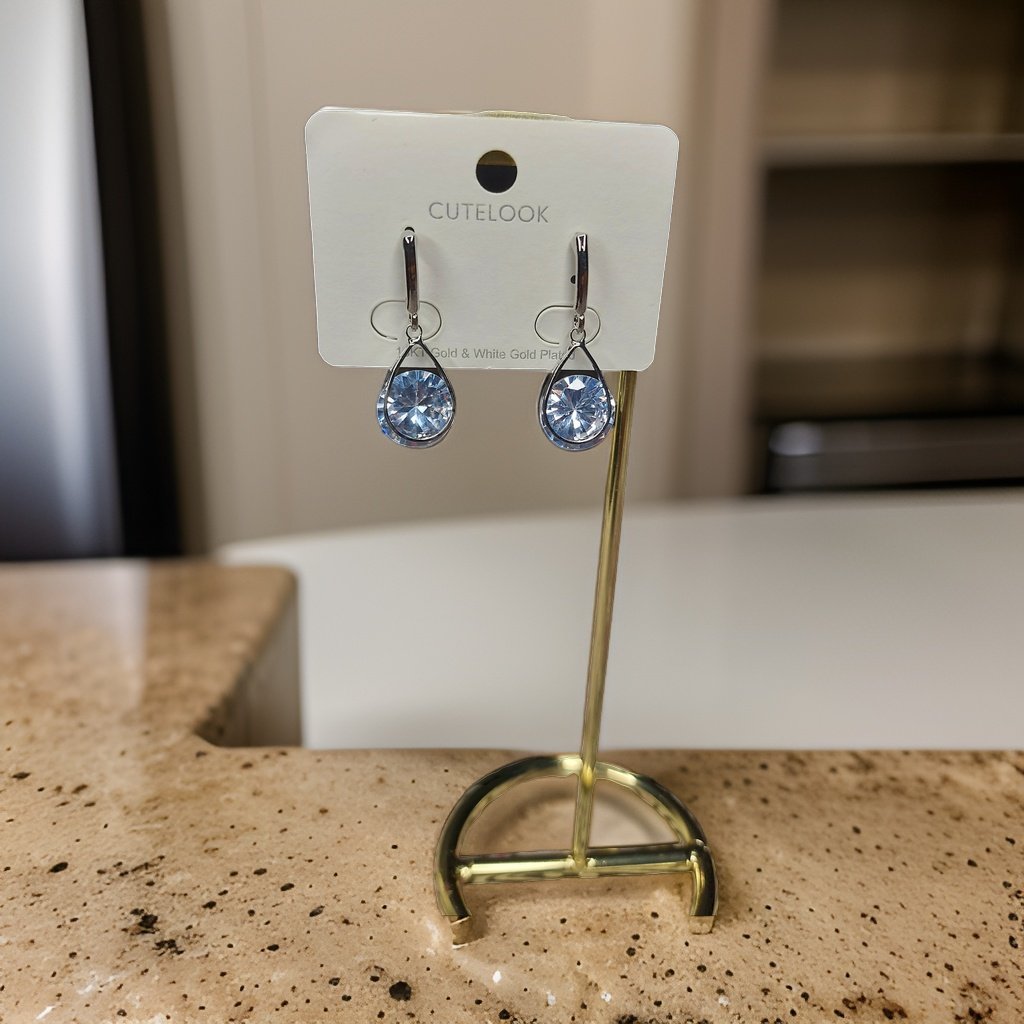 This beautiful earring is perfect for adding a touch of style to your look. It's crafted with care to ensure both durability and elegance. The sleek design and high-quality materials make it an ideal accessory for any occasion.