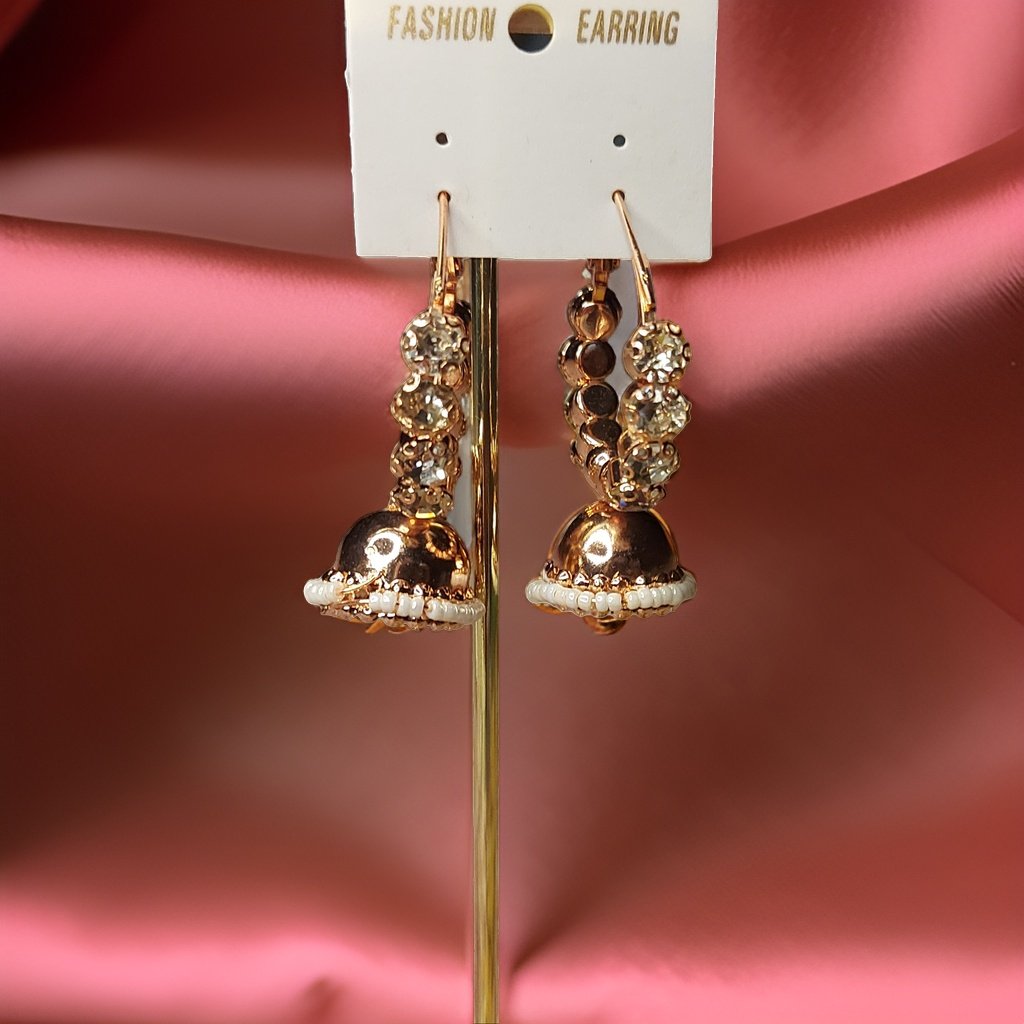 This beautiful earring is perfect for adding a touch of style to your look. It's crafted with care to ensure both durability and elegance. The sleek design and high-quality materials make it an ideal accessory for any occasion.