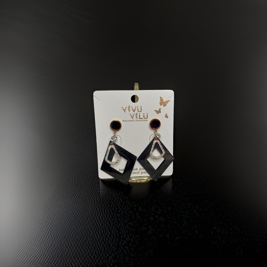 This beautiful earring is perfect for adding a touch of style to your look. It's crafted with care to ensure both durability and elegance. The sleek design and high-quality materials make it an ideal accessory for any occasion.