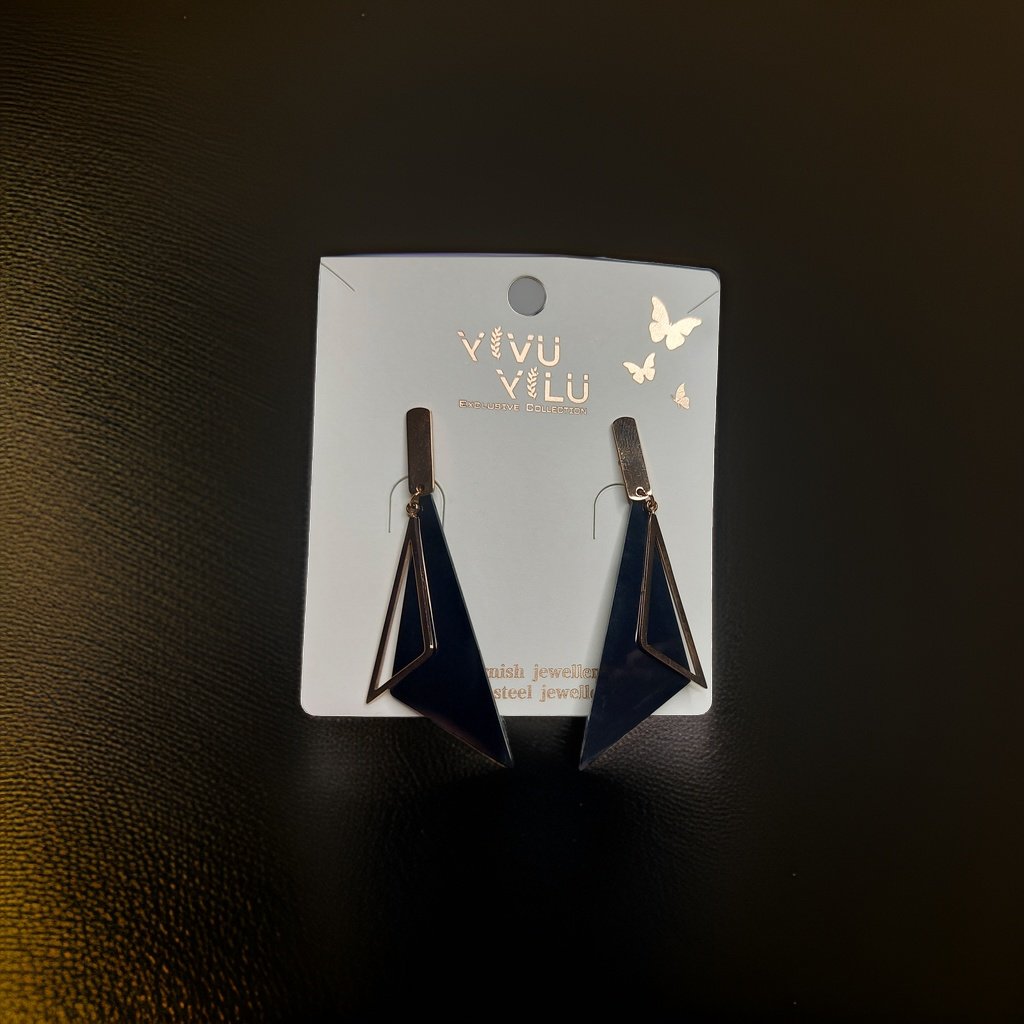 This beautiful earring is perfect for adding a touch of style to your look. It's crafted with care to ensure both durability and elegance. The sleek design and high-quality materials make it an ideal accessory for any occasion.