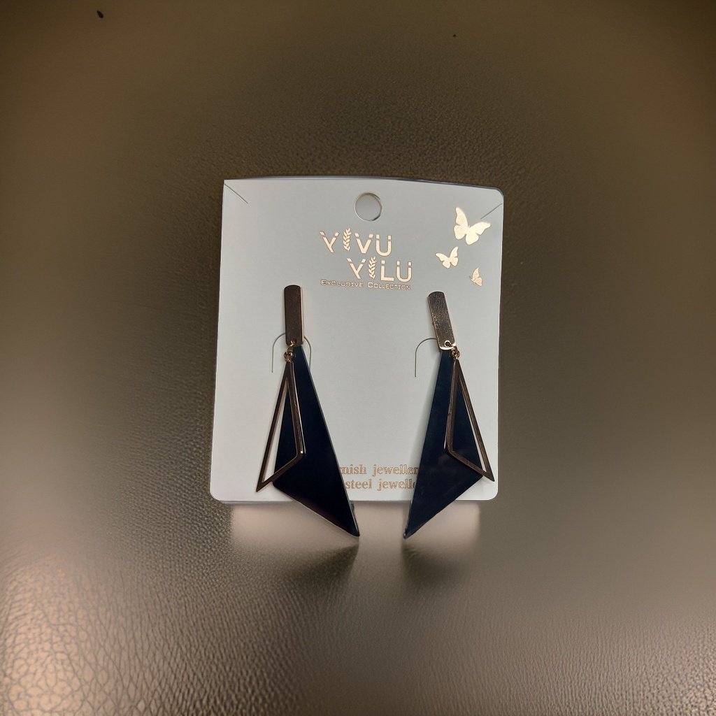 This beautiful earring is perfect for adding a touch of style to your look. It's crafted with care to ensure both durability and elegance. The sleek design and high-quality materials make it an ideal accessory for any occasion.