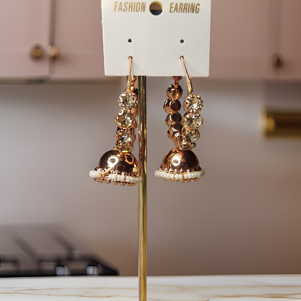 This beautiful earring is perfect for adding a touch of style to your look. It's crafted with care to ensure both durability and elegance. The sleek design and high-quality materials make it an ideal accessory for any occasion.