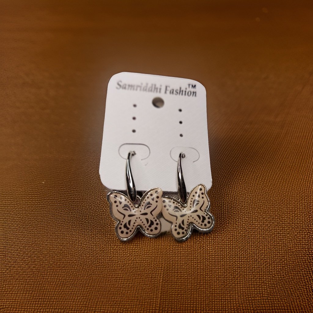 This beautiful earring is perfect for adding a touch of style to your look. It's crafted with care to ensure both durability and elegance. The sleek design and high-quality materials make it an ideal accessory for any occasion.