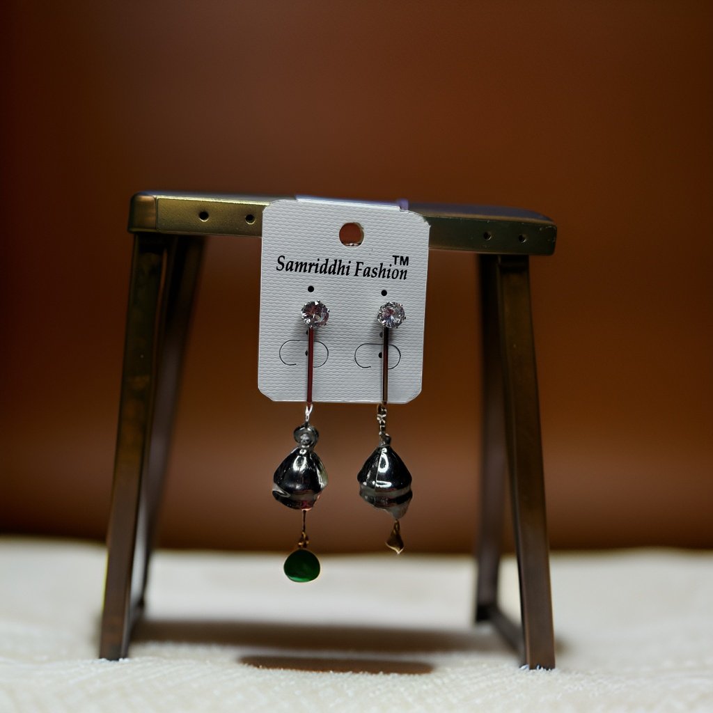 This beautiful earring is perfect for adding a touch of style to your look. It's crafted with care to ensure both durability and elegance. The sleek design and high-quality materials make it an ideal accessory for any occasion.