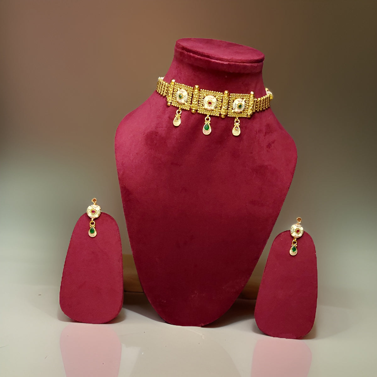 Elevate your look with our Kuhu Necklace. This stunning piece exudes sophistication with its timeless design and superior craftsmanship. Whether worn alone or layered with other necklaces, it adds a touch of glamour to any outfit.