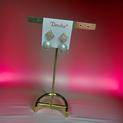 This beautiful earring is perfect for adding a touch of style to your look. It's crafted with care to ensure both durability and elegance. The sleek design and high-quality materials make it an ideal accessory for any occasion.
