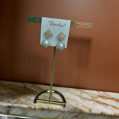 This beautiful earring is perfect for adding a touch of style to your look. It's crafted with care to ensure both durability and elegance. The sleek design and high-quality materials make it an ideal accessory for any occasion.