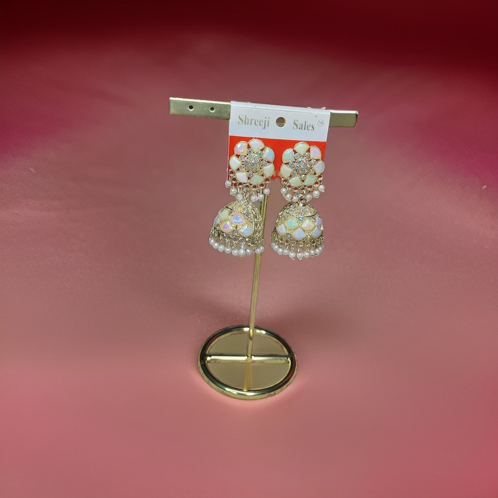 This beautiful earring is perfect for adding a touch of style to your look. It's crafted with care to ensure both durability and elegance. The sleek design and high-quality materials make it an ideal accessory for any occasion.