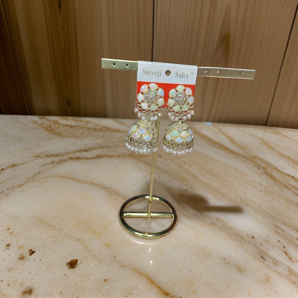 This beautiful earring is perfect for adding a touch of style to your look. It's crafted with care to ensure both durability and elegance. The sleek design and high-quality materials make it an ideal accessory for any occasion.