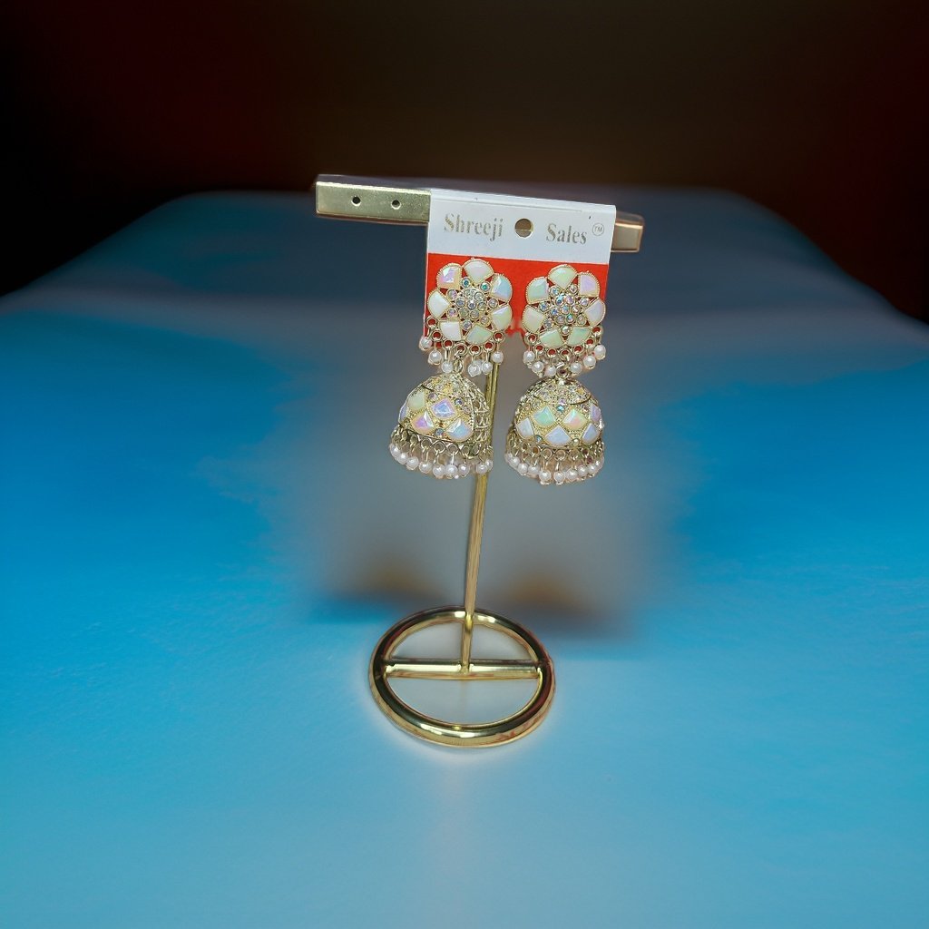 This beautiful earring is perfect for adding a touch of style to your look. It's crafted with care to ensure both durability and elegance. The sleek design and high-quality materials make it an ideal accessory for any occasion.