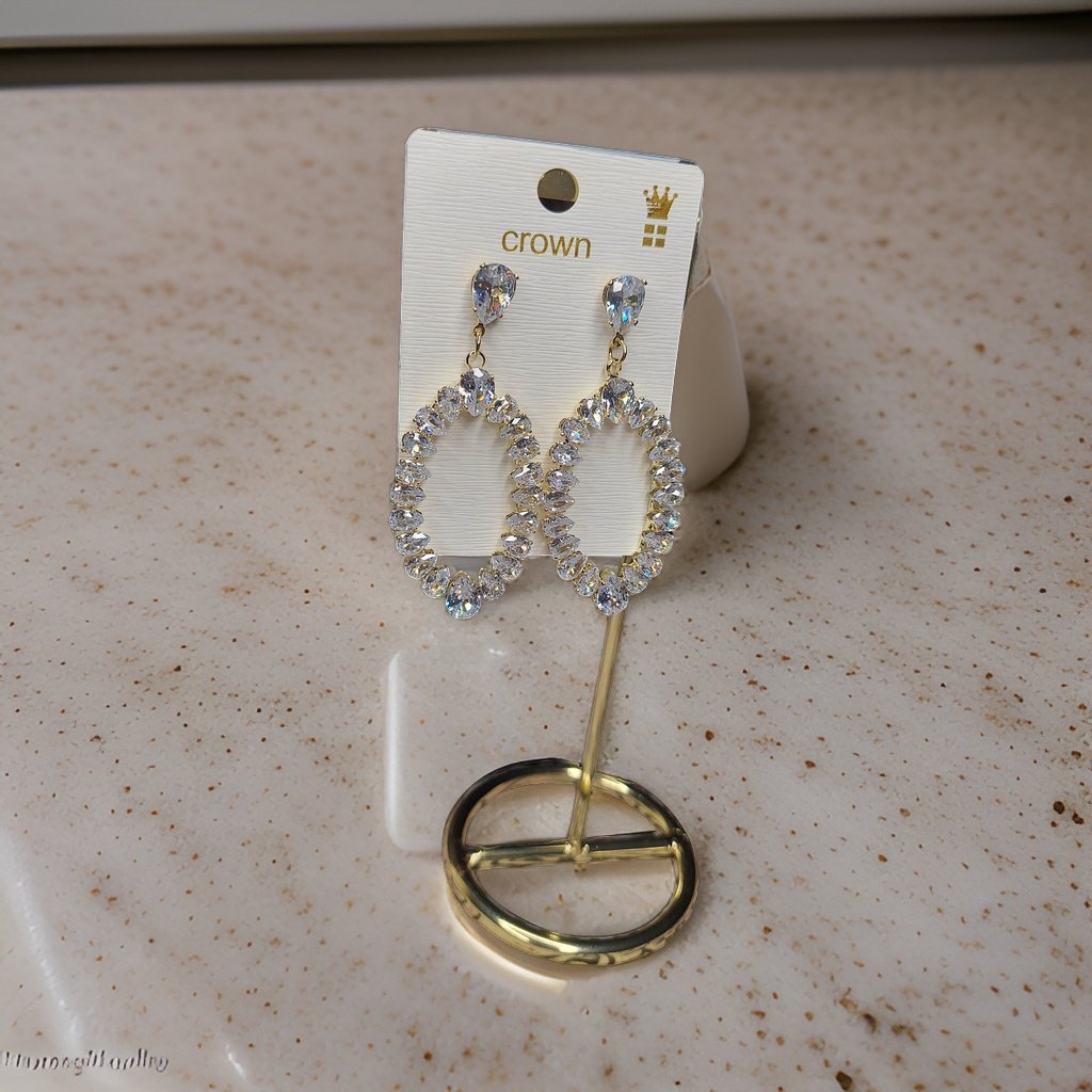 This beautiful earring is perfect for adding a touch of style to your look. It's crafted with care to ensure both durability and elegance. The sleek design and high-quality materials make it an ideal accessory for any occasion.