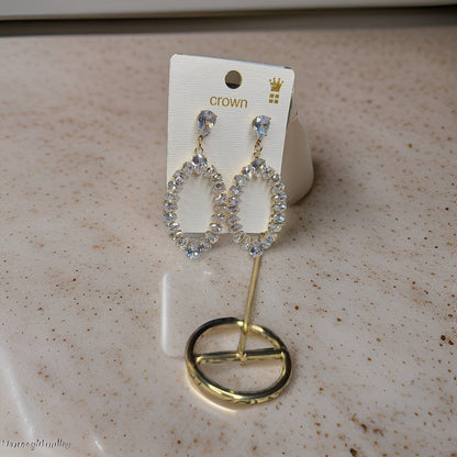 This beautiful earring is perfect for adding a touch of style to your look. It's crafted with care to ensure both durability and elegance. The sleek design and high-quality materials make it an ideal accessory for any occasion.