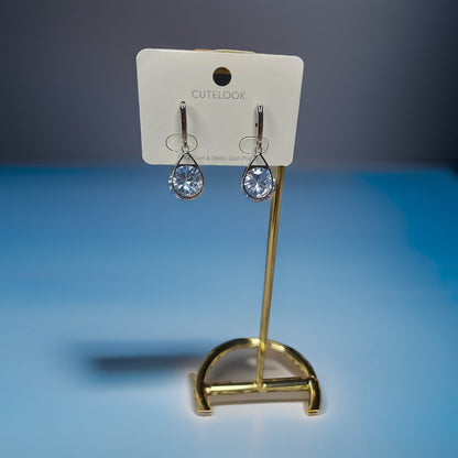 This beautiful earring is perfect for adding a touch of style to your look. It's crafted with care to ensure both durability and elegance. The sleek design and high-quality materials make it an ideal accessory for any occasion.