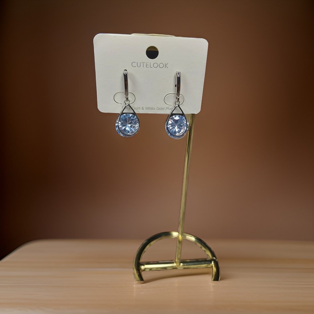 This beautiful earring is perfect for adding a touch of style to your look. It's crafted with care to ensure both durability and elegance. The sleek design and high-quality materials make it an ideal accessory for any occasion.