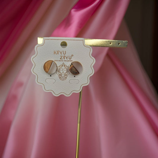 This beautiful earring is perfect for adding a touch of style to your look. It's crafted with care to ensure both durability and elegance. The sleek design and high-quality materials make it an ideal accessory for any occasion.