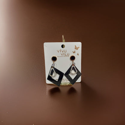 This beautiful earring is perfect for adding a touch of style to your look. It's crafted with care to ensure both durability and elegance. The sleek design and high-quality materials make it an ideal accessory for any occasion.