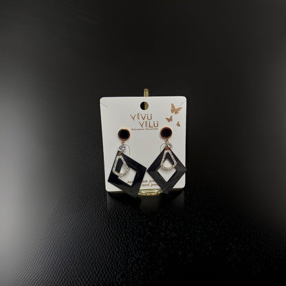This beautiful earring is perfect for adding a touch of style to your look. It's crafted with care to ensure both durability and elegance. The sleek design and high-quality materials make it an ideal accessory for any occasion.