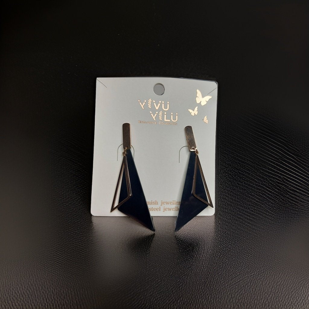 This beautiful earring is perfect for adding a touch of style to your look. It's crafted with care to ensure both durability and elegance. The sleek design and high-quality materials make it an ideal accessory for any occasion.