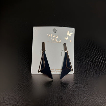 This beautiful earring is perfect for adding a touch of style to your look. It's crafted with care to ensure both durability and elegance. The sleek design and high-quality materials make it an ideal accessory for any occasion.