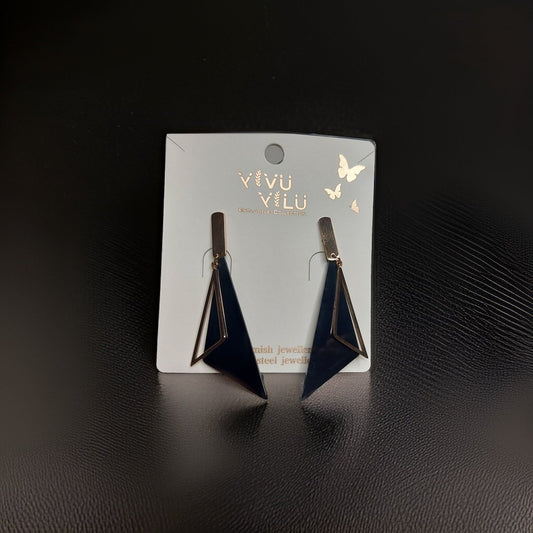 This beautiful earring is perfect for adding a touch of style to your look. It's crafted with care to ensure both durability and elegance. The sleek design and high-quality materials make it an ideal accessory for any occasion.
