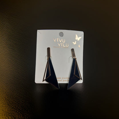 This beautiful earring is perfect for adding a touch of style to your look. It's crafted with care to ensure both durability and elegance. The sleek design and high-quality materials make it an ideal accessory for any occasion.