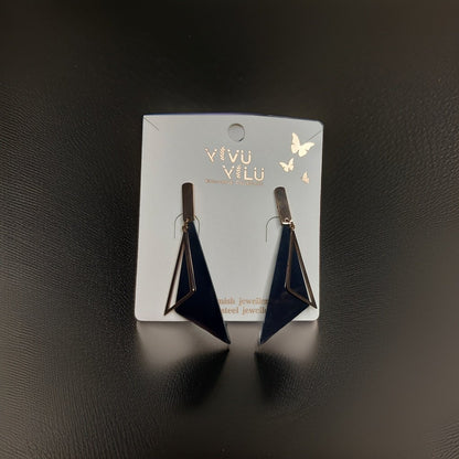 This beautiful earring is perfect for adding a touch of style to your look. It's crafted with care to ensure both durability and elegance. The sleek design and high-quality materials make it an ideal accessory for any occasion.