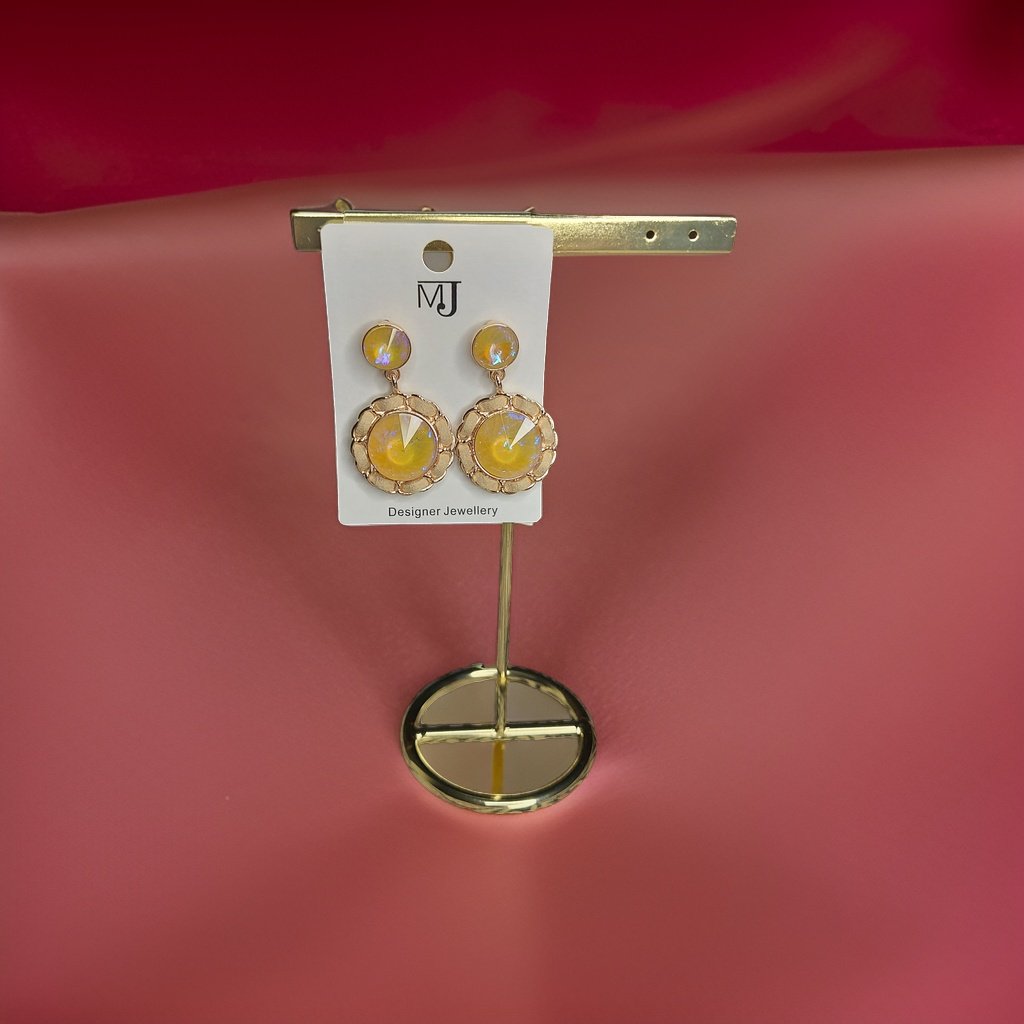 This beautiful earring is perfect for adding a touch of style to your look. It's crafted with care to ensure both durability and elegance. The sleek design and high-quality materials make it an ideal accessory for any occasion.