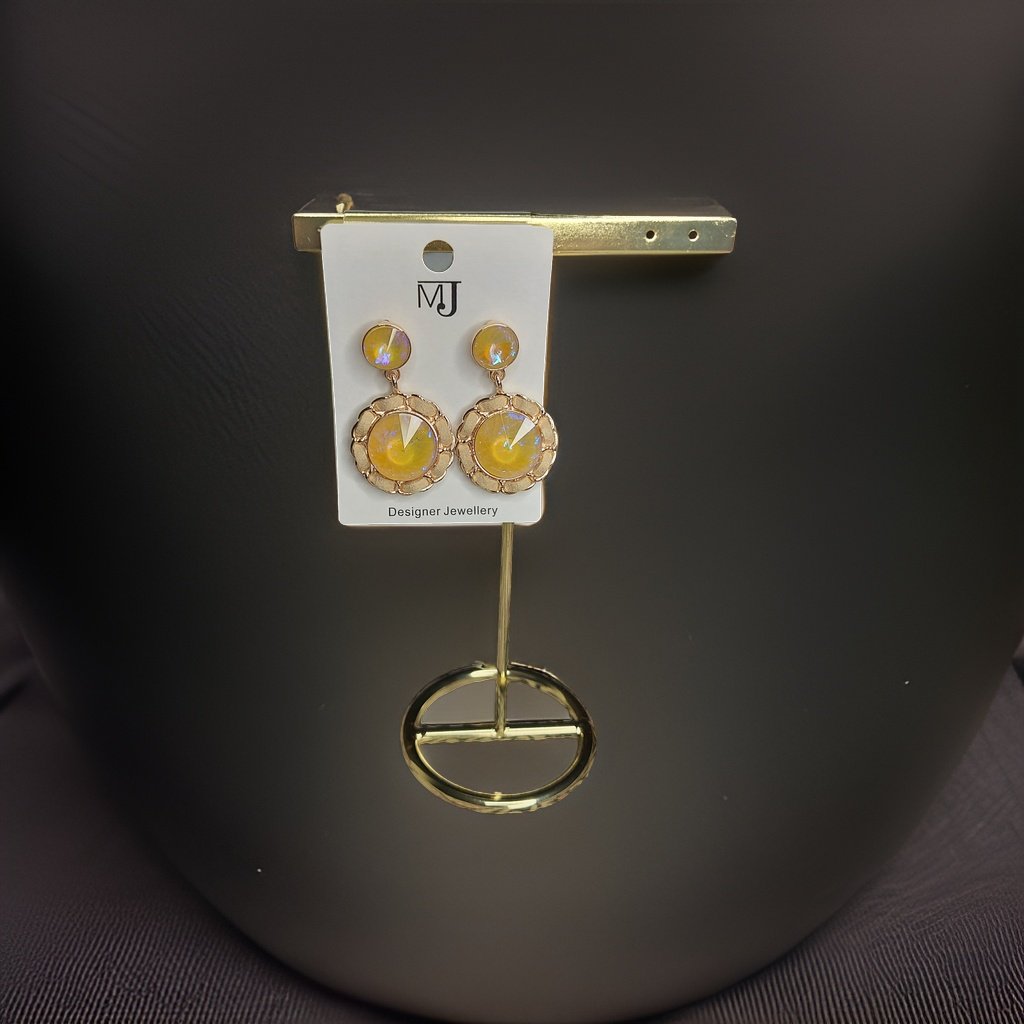 This beautiful earring is perfect for adding a touch of style to your look. It's crafted with care to ensure both durability and elegance. The sleek design and high-quality materials make it an ideal accessory for any occasion.