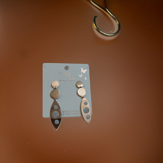 This beautiful earring is perfect for adding a touch of style to your look. It's crafted with care to ensure both durability and elegance. The sleek design and high-quality materials make it an ideal accessory for any occasion.