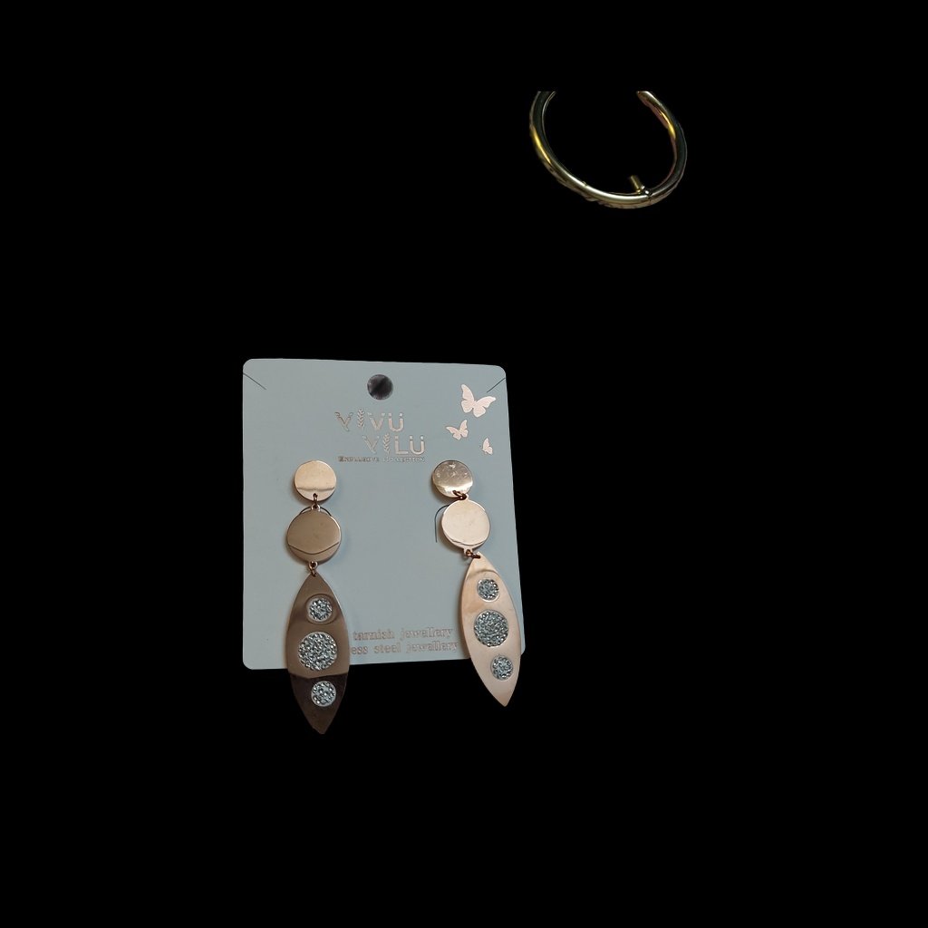 This beautiful earring is perfect for adding a touch of style to your look. It's crafted with care to ensure both durability and elegance. The sleek design and high-quality materials make it an ideal accessory for any occasion.