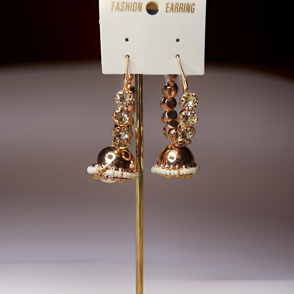 This beautiful earring is perfect for adding a touch of style to your look. It's crafted with care to ensure both durability and elegance. The sleek design and high-quality materials make it an ideal accessory for any occasion.