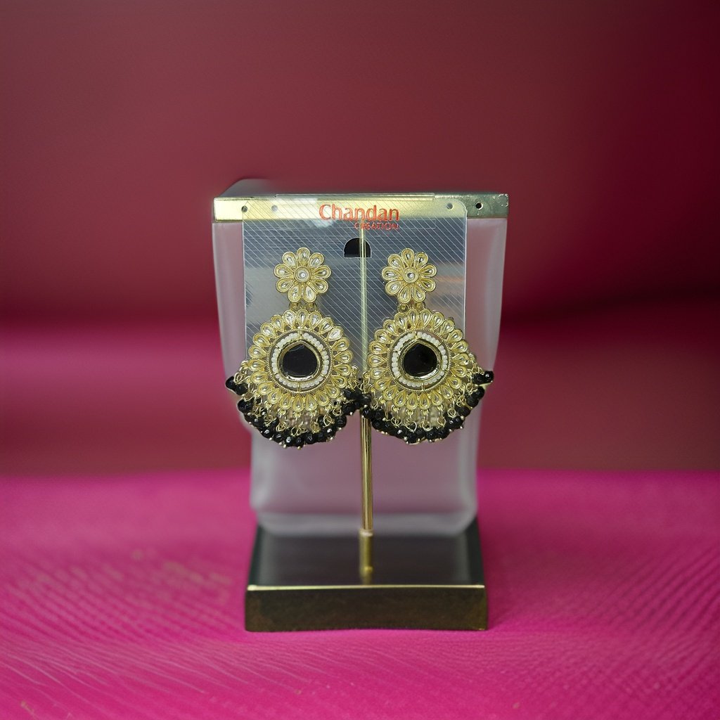 This beautiful earring is perfect for adding a touch of style to your look. It's crafted with care to ensure both durability and elegance. The sleek design and high-quality materials make it an ideal accessory for any occasion.