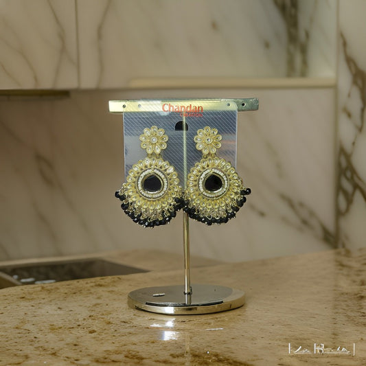 This beautiful earring is perfect for adding a touch of style to your look. It's crafted with care to ensure both durability and elegance. The sleek design and high-quality materials make it an ideal accessory for any occasion.
