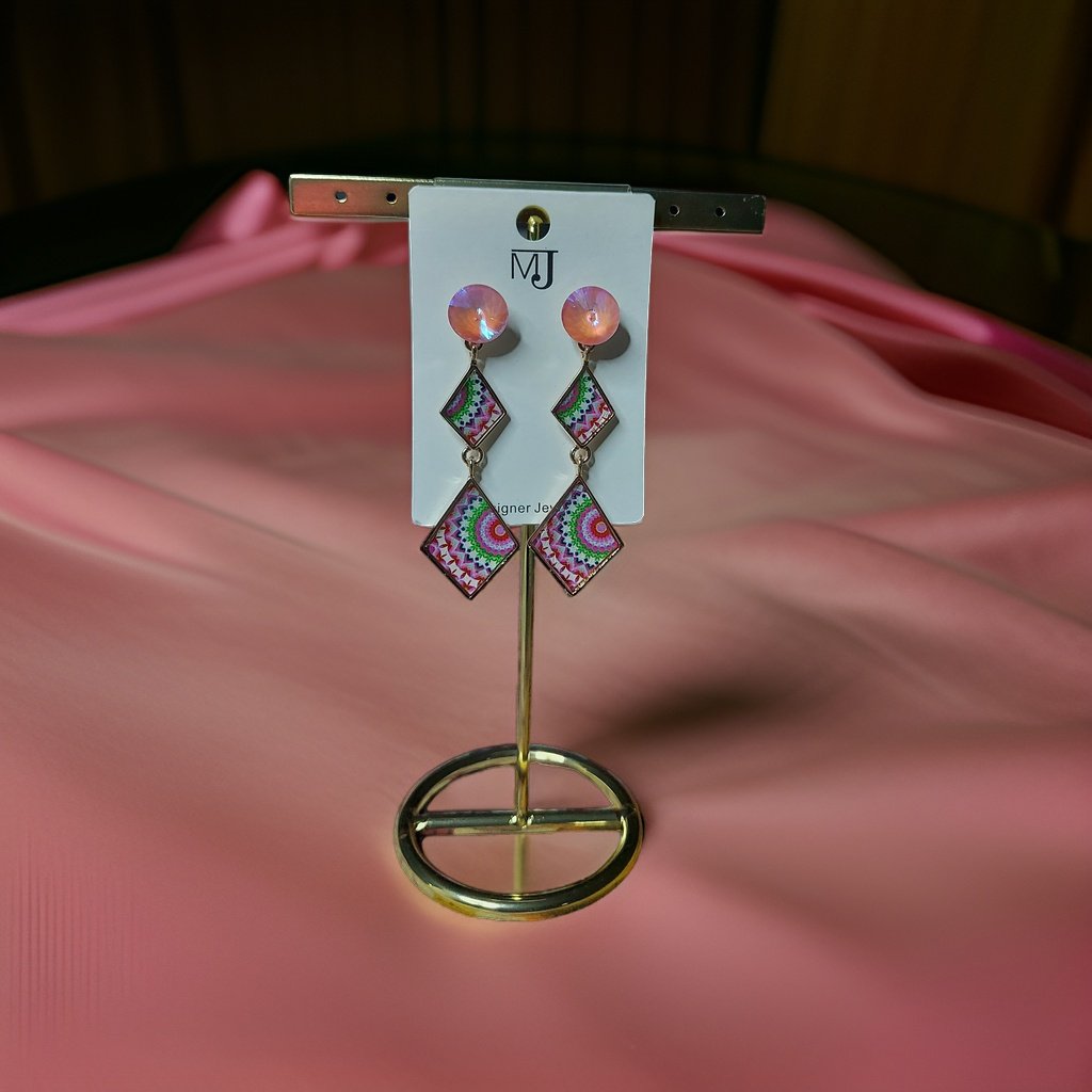 This beautiful earring is perfect for adding a touch of style to your look. It's crafted with care to ensure both durability and elegance. The sleek design and high-quality materials make it an ideal accessory for any occasion.