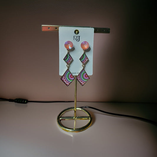 This beautiful earring is perfect for adding a touch of style to your look. It's crafted with care to ensure both durability and elegance. The sleek design and high-quality materials make it an ideal accessory for any occasion.