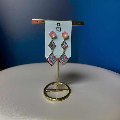This beautiful earring is perfect for adding a touch of style to your look. It's crafted with care to ensure both durability and elegance. The sleek design and high-quality materials make it an ideal accessory for any occasion.