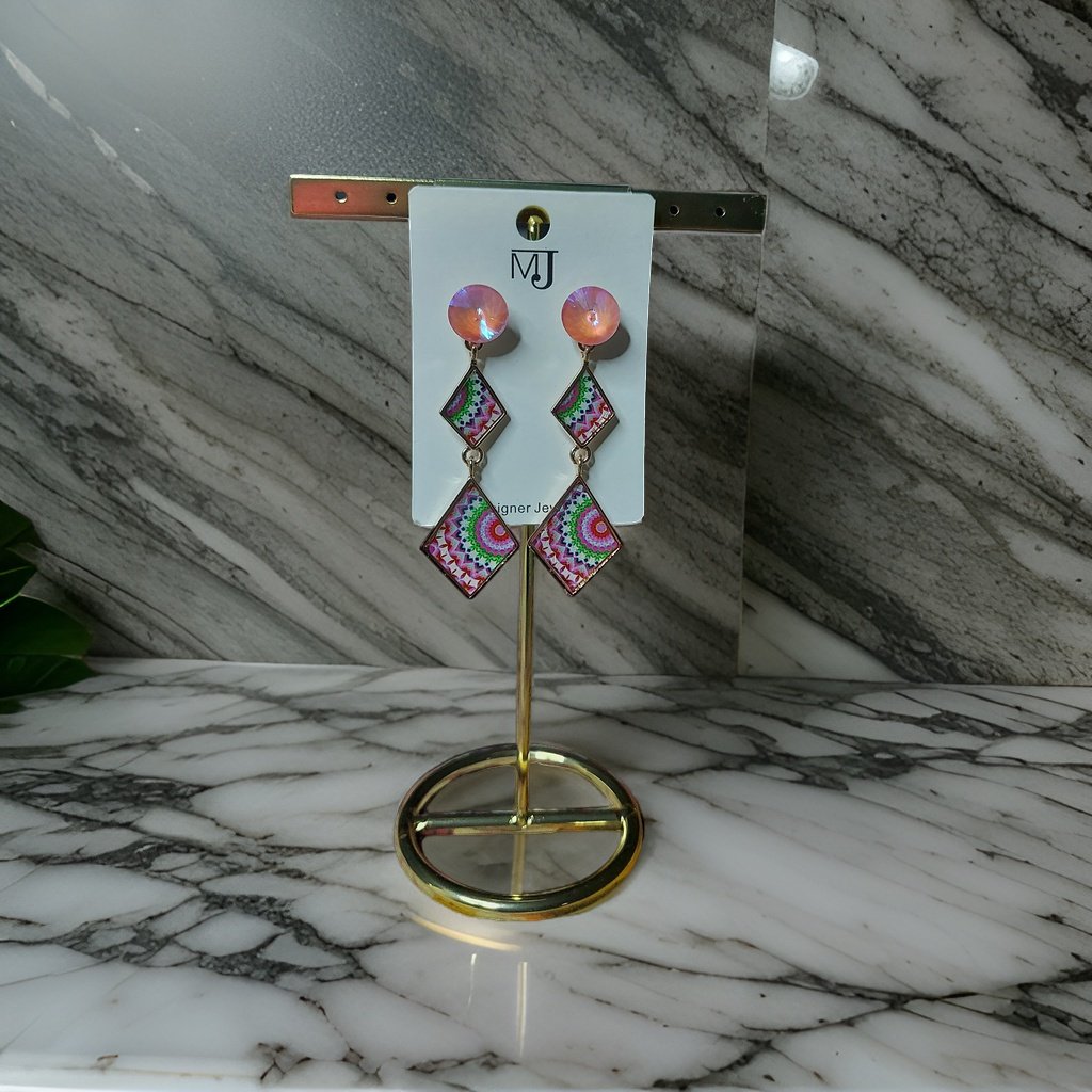 This beautiful earring is perfect for adding a touch of style to your look. It's crafted with care to ensure both durability and elegance. The sleek design and high-quality materials make it an ideal accessory for any occasion.