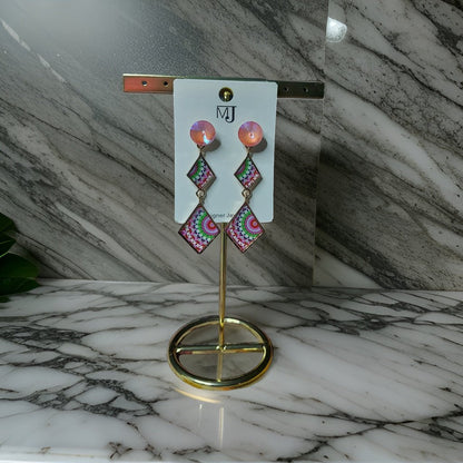 This beautiful earring is perfect for adding a touch of style to your look. It's crafted with care to ensure both durability and elegance. The sleek design and high-quality materials make it an ideal accessory for any occasion.