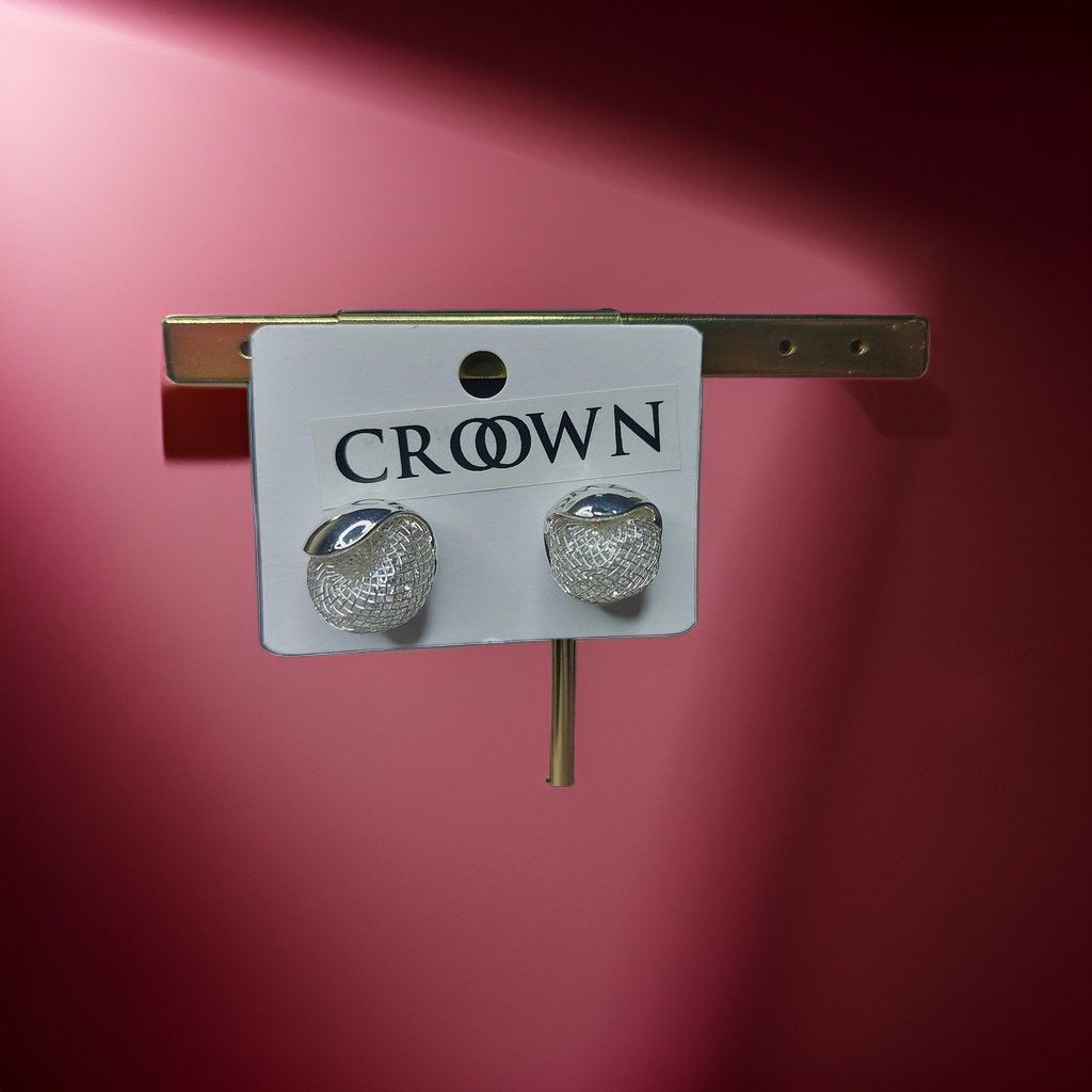 This beautiful earring is perfect for adding a touch of style to your look. It's crafted with care to ensure both durability and elegance. The sleek design and high-quality materials make it an ideal accessory for any occasion.