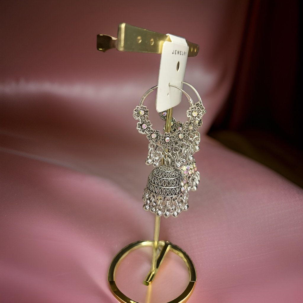 This beautiful earring is perfect for adding a touch of style to your look. It's crafted with care to ensure both durability and elegance. The sleek design and high-quality materials make it an ideal accessory for any occasion.