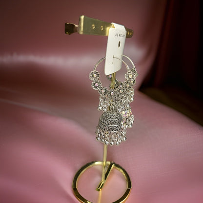 This beautiful earring is perfect for adding a touch of style to your look. It's crafted with care to ensure both durability and elegance. The sleek design and high-quality materials make it an ideal accessory for any occasion.
