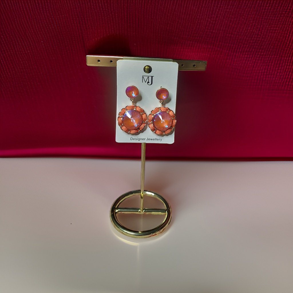 This beautiful earring is perfect for adding a touch of style to your look. It's crafted with care to ensure both durability and elegance. The sleek design and high-quality materials make it an ideal accessory for any occasion.