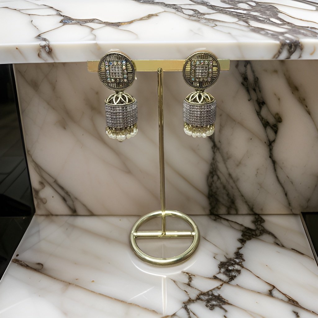 This beautiful earring is perfect for adding a touch of style to your look. It's crafted with care to ensure both durability and elegance. The sleek design and high-quality materials make it an ideal accessory for any occasion.