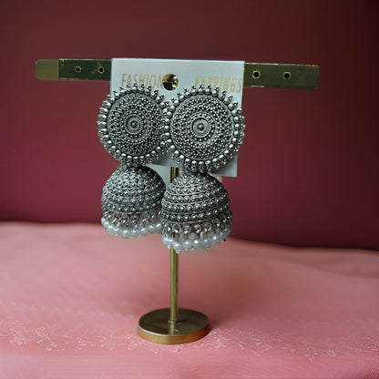 This beautiful earring is perfect for adding a touch of style to your look. It's crafted with care to ensure both durability and elegance. The sleek design and high-quality materials make it an ideal accessory for any occasion.