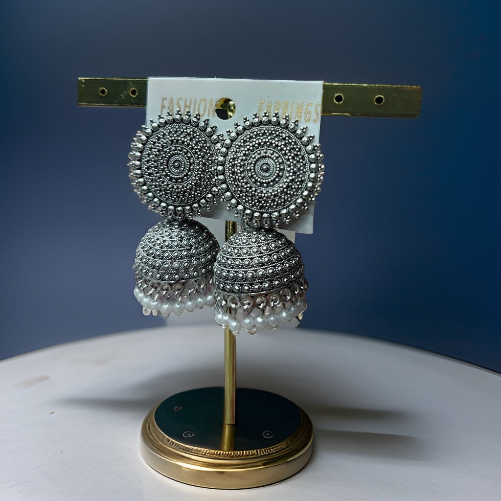 This beautiful earring is perfect for adding a touch of style to your look. It's crafted with care to ensure both durability and elegance. The sleek design and high-quality materials make it an ideal accessory for any occasion.