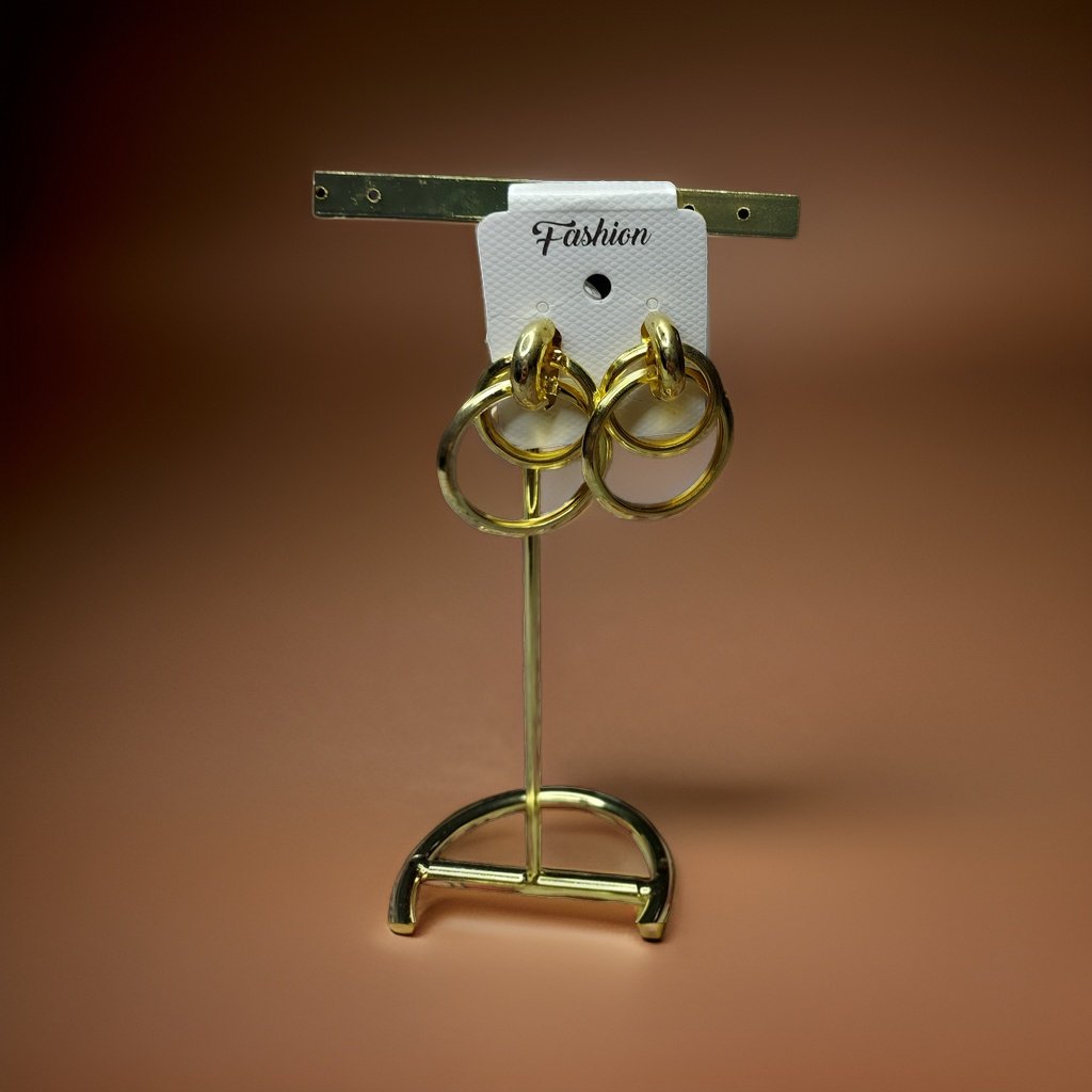 This beautiful earring is perfect for adding a touch of style to your look. It's crafted with care to ensure both durability and elegance. The sleek design and high-quality materials make it an ideal accessory for any occasion.