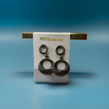 This beautiful earring is perfect for adding a touch of style to your look. It's crafted with care to ensure both durability and elegance. The sleek design and high-quality materials make it an ideal accessory for any occasion.