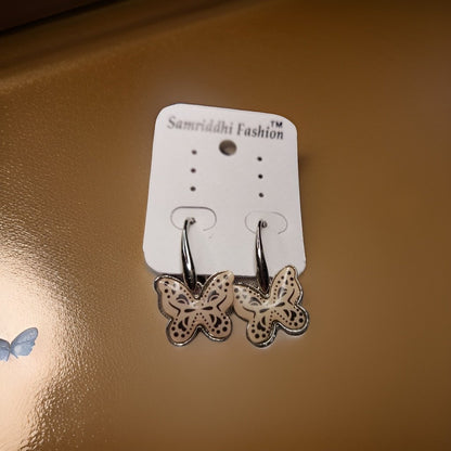 This beautiful earring is perfect for adding a touch of style to your look. It's crafted with care to ensure both durability and elegance. The sleek design and high-quality materials make it an ideal accessory for any occasion.