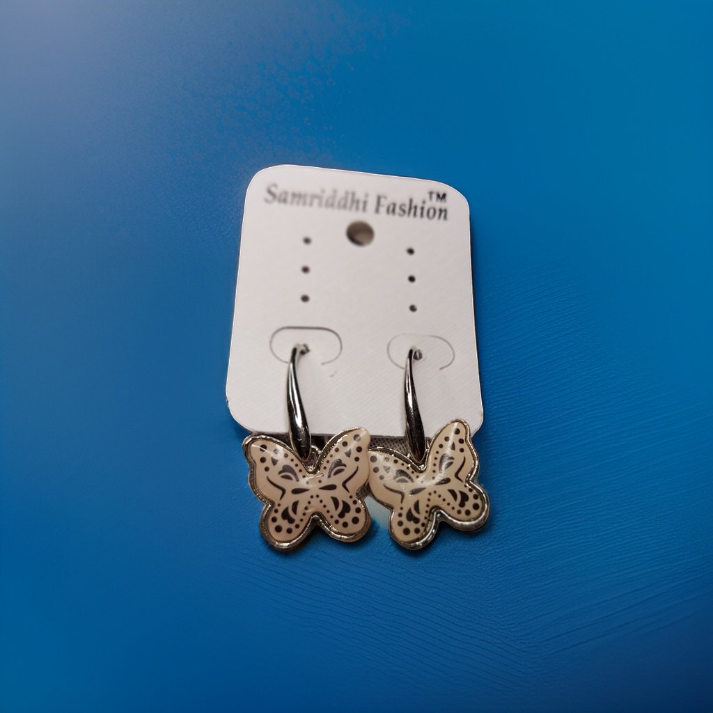 This beautiful earring is perfect for adding a touch of style to your look. It's crafted with care to ensure both durability and elegance. The sleek design and high-quality materials make it an ideal accessory for any occasion.