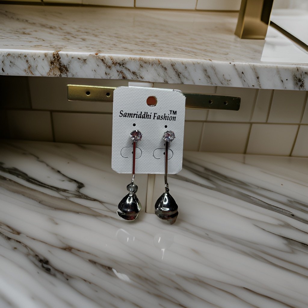 This beautiful earring is perfect for adding a touch of style to your look. It's crafted with care to ensure both durability and elegance. The sleek design and high-quality materials make it an ideal accessory for any occasion.